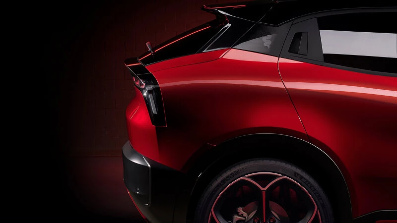 Detail zadnej časti červeného Alfa Romeo Junior so strešným spojlerom a LED svetlom