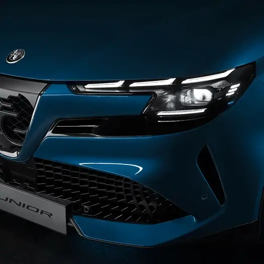 Detail prednej masky a LED svetiel modrého mestského crossoveru Alfa Romeo Junior v ponuke BEGAM Trnava