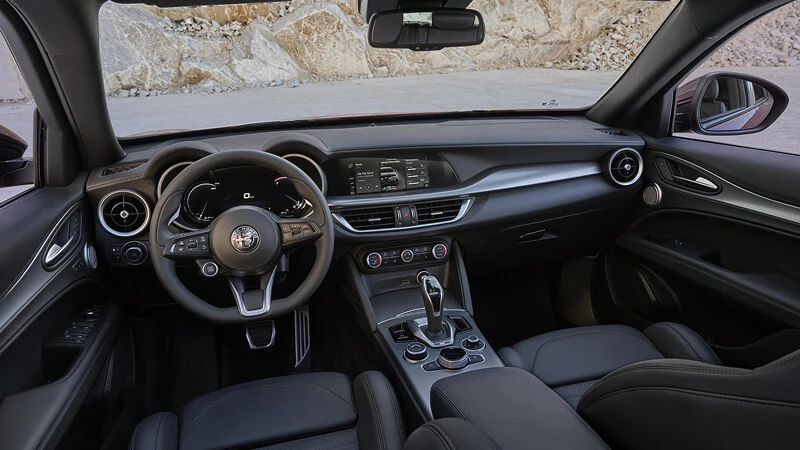 Interiér Alfa Romeo Stelvio s koženými sedadlami, dotykovým displejom a radiacimi páčkami za volantom
