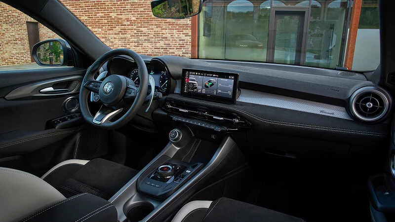 Interiér Alfa Romeo Tonale s športovým volantom, dotykovým displejom a otočným ovládačom jazdných režimov