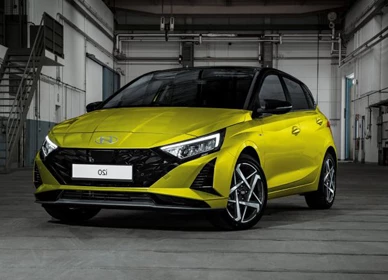 Žltý Hyundai i20 s čiernou strechou v industriálnej hale