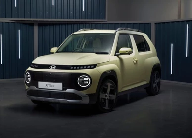 Žltozelený elektrický Hyundai Inster s pixelovými LED svetlami v showroome