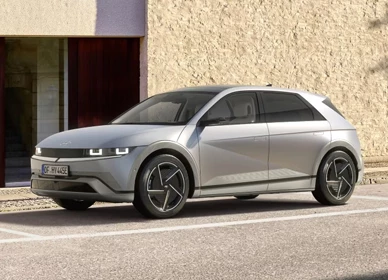 Strieborný Hyundai Ioniq 5 zaparkovaný pred modernou tehlovou fasádou