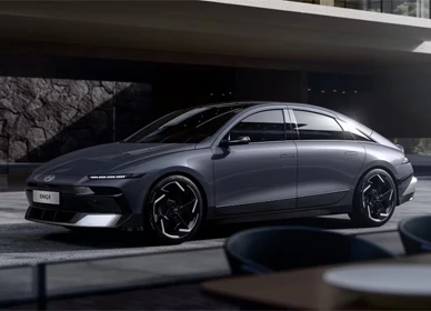 Sivý Hyundai Ioniq 6 zaparkovaný pred luxusnou modernou vilou