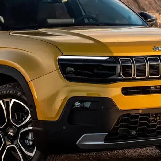 Detail prednej masky a svetiel žltého kompaktného SUV Jeep Avenger v ponuke BEGAM Trnava