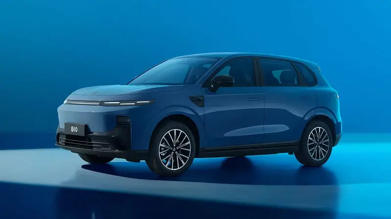 Modré Leapmotor B10 v štúdiovom prostredí – kompaktné elektrické SUV s priebežným LED svetelným pásom v prednej časti