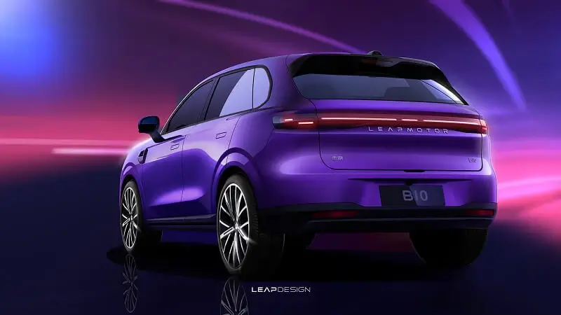 Zadný pohľad na Leapmotor B10 vo fialovom svetelnom prostredí – elektrické SUV s priebežnými LED svetlami a logom Leapmotor cez celú šírku