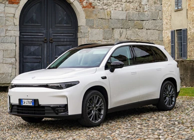 Biele Leapmotor C10 pri historickej budove – rodinné elektrické SUV dostupné aj s rozsah-rozširujúcim REEV pohonom