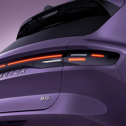 Detail zadných LED svetiel fialového elektrického SUV Leapmotor B10 v ponuke BEGAM Trnava