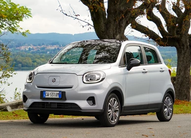 Biele Leapmotor T03 pri jazere – cenovo dostupný mestský elektromobil pre každodennú jazdu