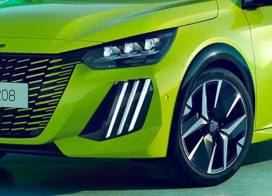 Peugeot 208 v limetkovo zelenej farbe – predná časť s LED svetlometmi v tvare leví pazúr