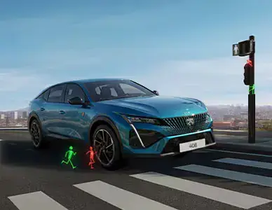 Modrý fastback Peugeot 408 na priechode pre chodcov v akcii Bežte ako o Peugeot v BEGAM Trnava