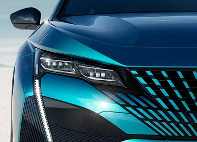 Peugeot 408 v tyrkysovej farbe – predný LED svetlomet a športová maska fastback kupé