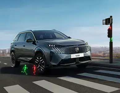 Sivé sedemmiestne SUV Peugeot 5008 na priechode pre chodcov v akcii Bežte ako o Peugeot v BEGAM Trnava