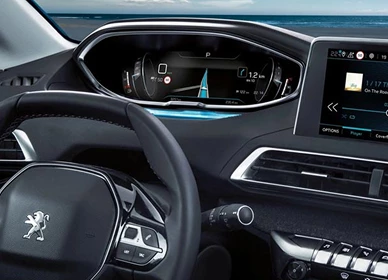 Interiér Peugeot 5008 – volant a digitálny prístrojový panel Peugeot i-Cockpit
