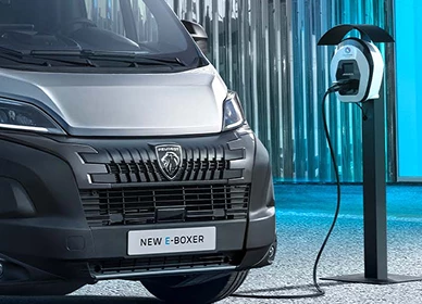 Elektrická dodávka Peugeot E-Boxer pri nabíjacej stanici – predná maska úžitkového vozidla