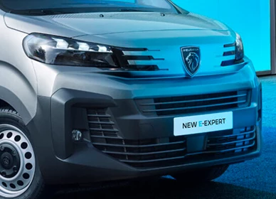 Nový Peugeot E-5008 – elektrické 7-miestne SUV v jazde, predná maska s logom leva