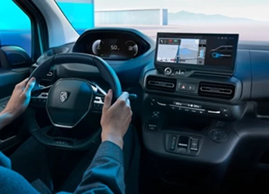 Interiér Peugeot Partner – vodič za volantom s digitálnym prístrojovým panelom a navigáciou
