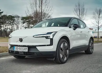 Biele Volvo EX30 BEGAM – kompaktné mestské elektrické SUV pre každodennú jazdu