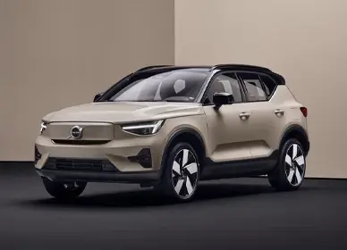 Volvo EX40 v zlatistej farbe – elektrická verzia obľúbeného škandinávskeho SUV