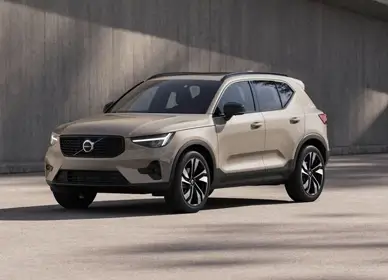 Volvo XC40 v zlatistej farbe – kompaktné prémiové SUV s benzínovým mild-hybridom