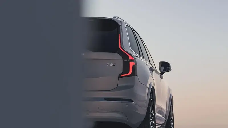 Detail zadnej časti Volvo XC90 T8 v sivej farbe s vertikálnymi LED svetlami – plug-in hybridné prémiové SUV s emblémom T8