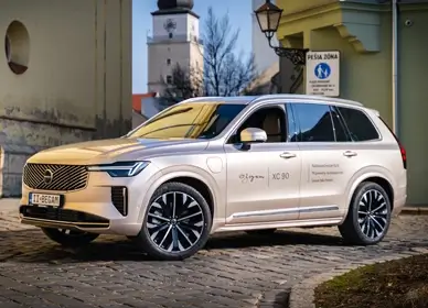 Zlatisté Volvo XC90 v historickom centre Trnavy – veľké rodinné prémiové SUV od BEGAM
