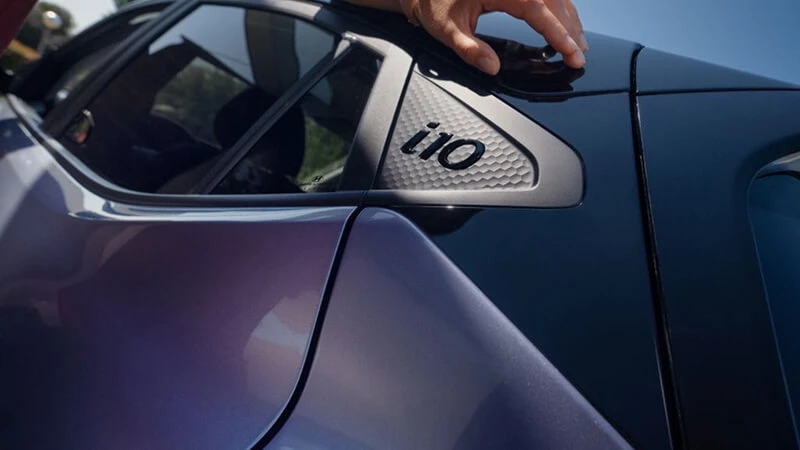Detail loga i10 na čiernom C-stĺpiku fialového Hyundai i10