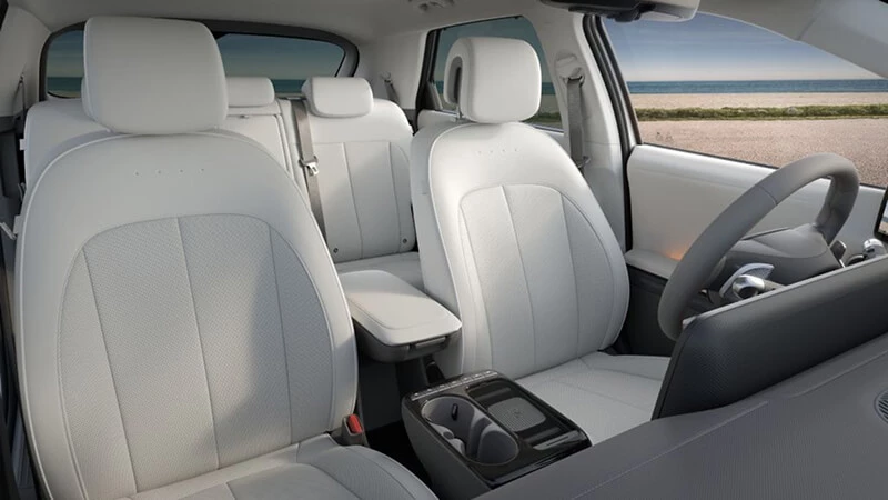 Svetlý interiér Hyundai Ioniq 5 s bielymi sedadlami a posuvnou stredovou konzolou