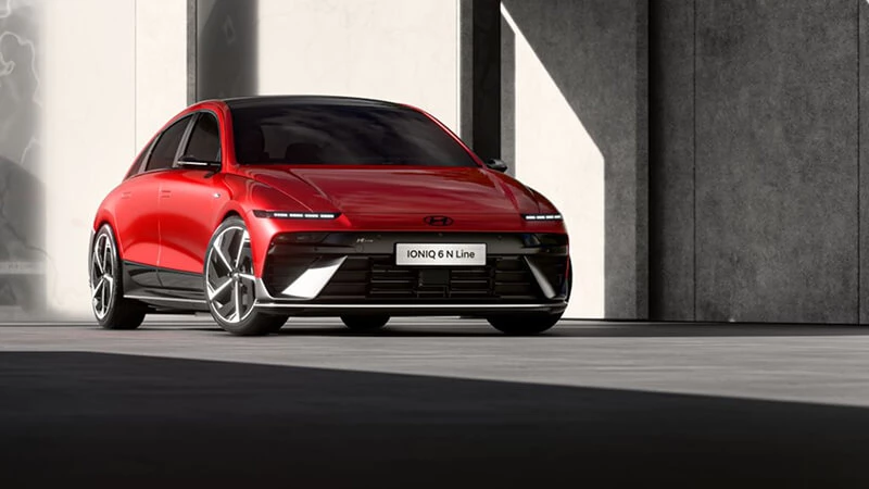 Červený Hyundai Ioniq 6 N Line s čiernou strechou, predný trojštvrťový pohľad v štúdiu