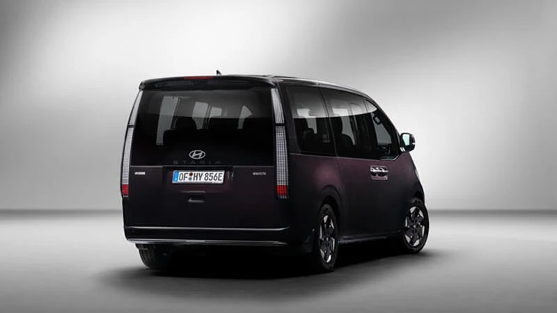 Tmavofialový Hyundai Staria s vertikálnymi pixelovými zadnými svetlami, zadný pohľad v štúdiu