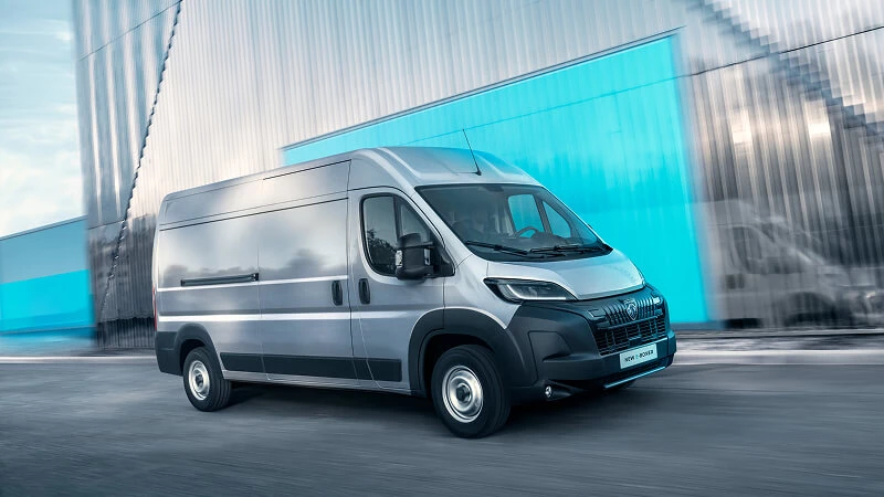 Peugeot Boxer furgon v jazde – bočný pohľad na veľkú dodávku s vysokou strechou a posuvnými dverami