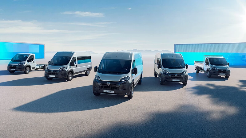 Modelový rad Peugeot Boxer – furgon, podvozok s kabínou a valník vedľa seba