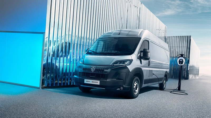 Peugeot E-Boxer pri nabíjacej stanici – elektrická veľká dodávka s čiernou maskou a LED svetlami
