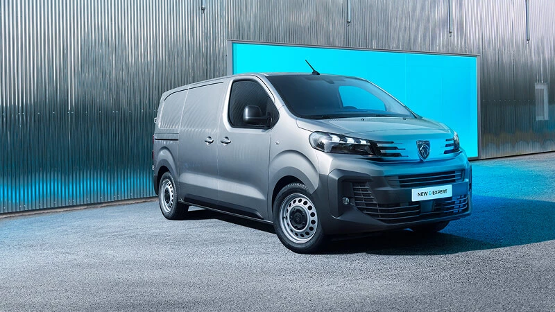 Peugeot E-Expert v sivej farbe – elektrický furgon strednej veľkosti pred halou