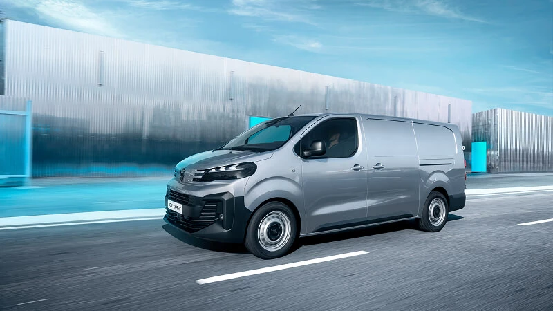Peugeot Expert Long v jazde – bočný pohľad na dlhú verziu strednej dodávky s posuvnými dverami
