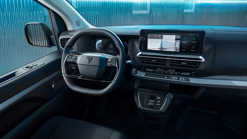 Interiér Peugeot Expert – volant, digitálny prístrojový štít a centrálny dotykový displej s navigáciou