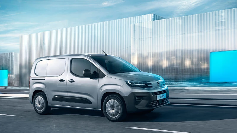 Peugeot Partner furgon v jazde – kompaktná dodávka v striebornej farbe s plnou skriňou